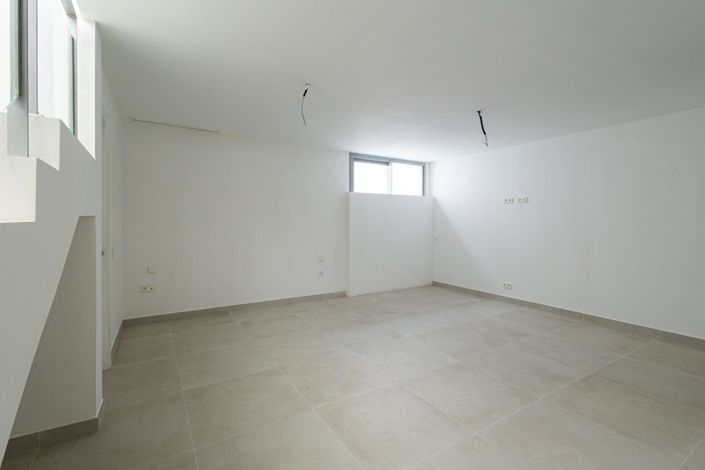 Image No.17-3 Bed Property for sale