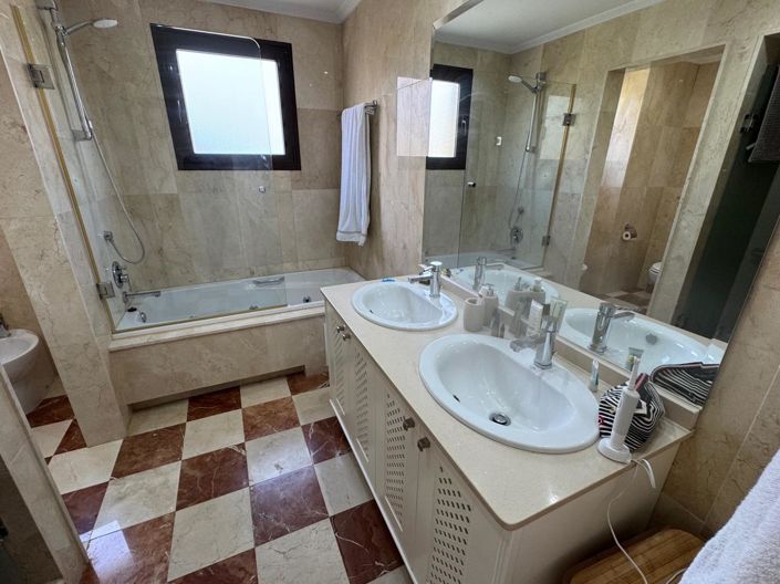 Image No.12-3 Bed Property for sale