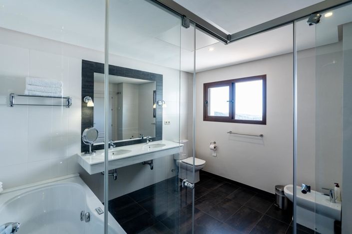 Image No.16-4 Bed Property for sale