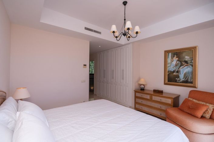 Image No.22-4 Bed Property for sale