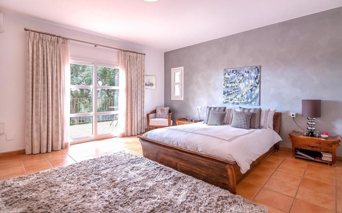 Image No.10-6 Bed Property for sale