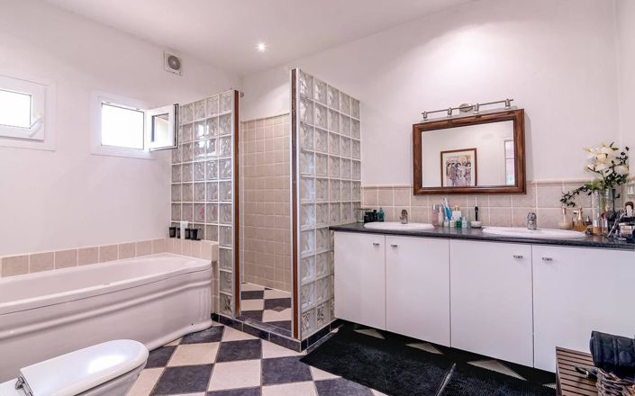 Image No.11-6 Bed Property for sale