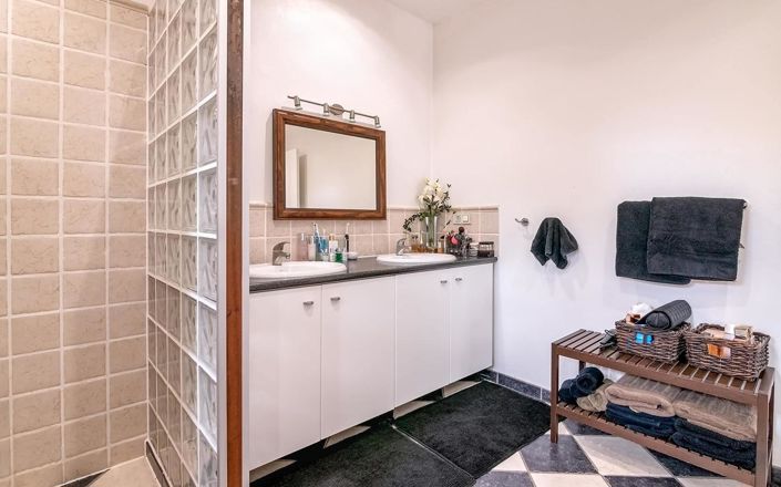 Image No.12-6 Bed Property for sale