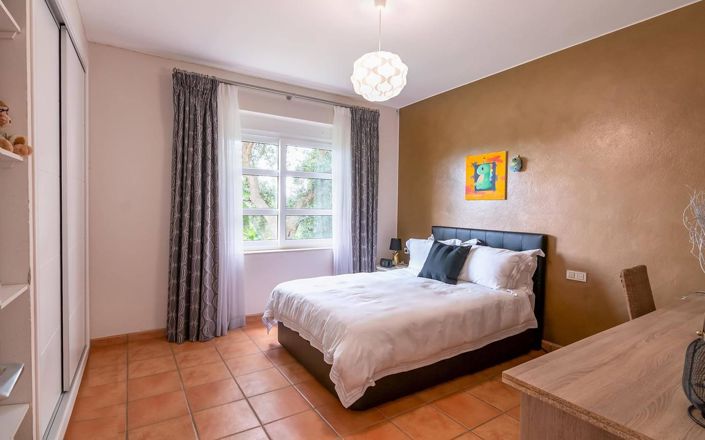 Image No.13-6 Bed Property for sale