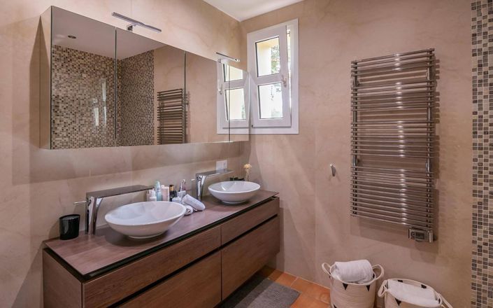 Image No.14-6 Bed Property for sale