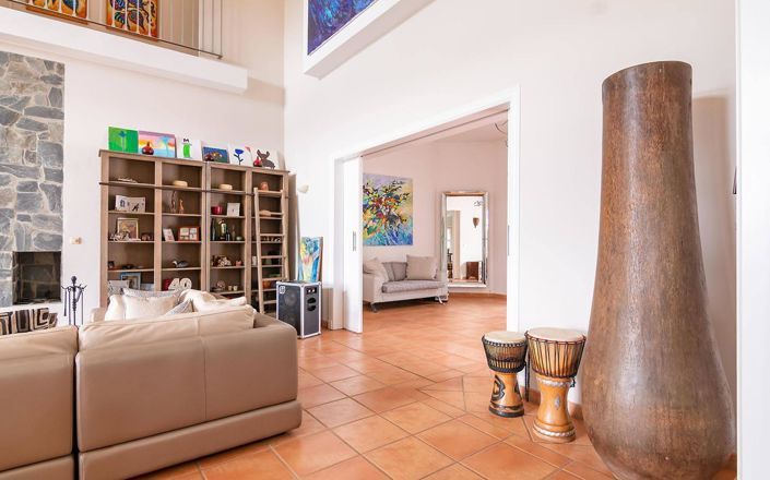 Image No.20-6 Bed Property for sale