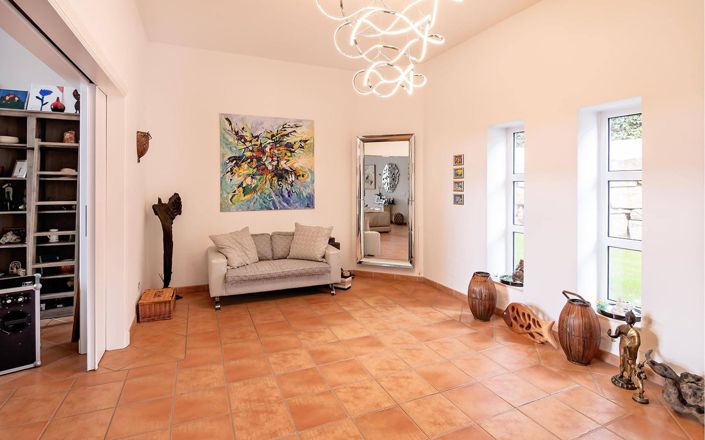 Image No.5-6 Bed Property for sale