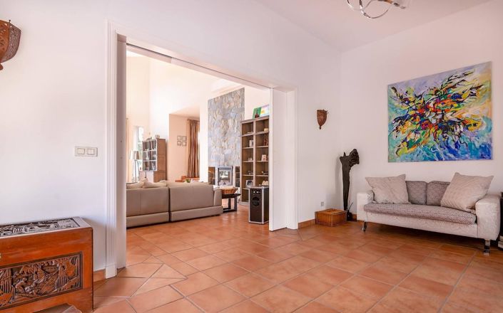 Image No.6-6 Bed Property for sale