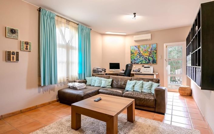 Image No.8-6 Bed Property for sale