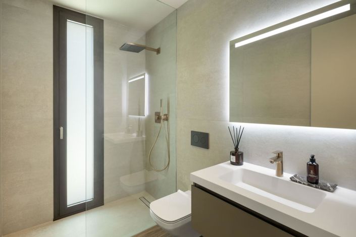 Image No.20-5 Bed Property for sale