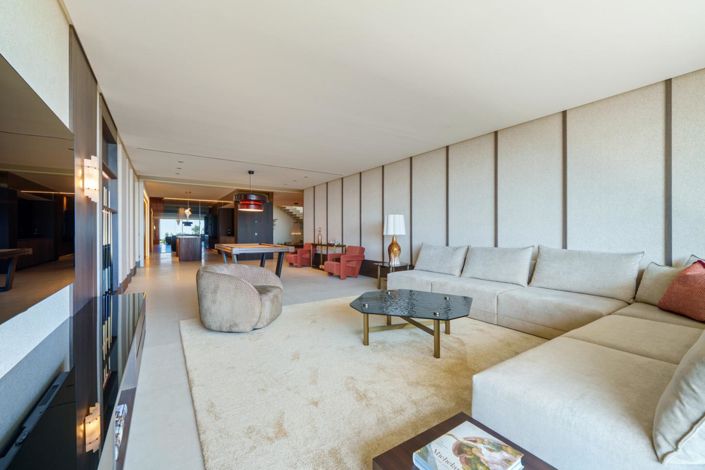 Image No.16-8 Bed Property for sale