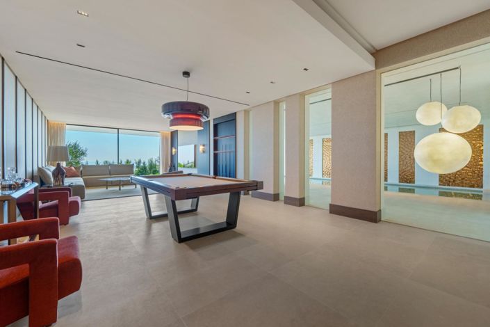 Image No.17-8 Bed Property for sale