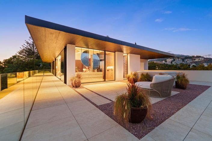 Image No.52-8 Bed Property for sale