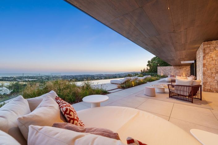 Image No.8-8 Bed Property for sale