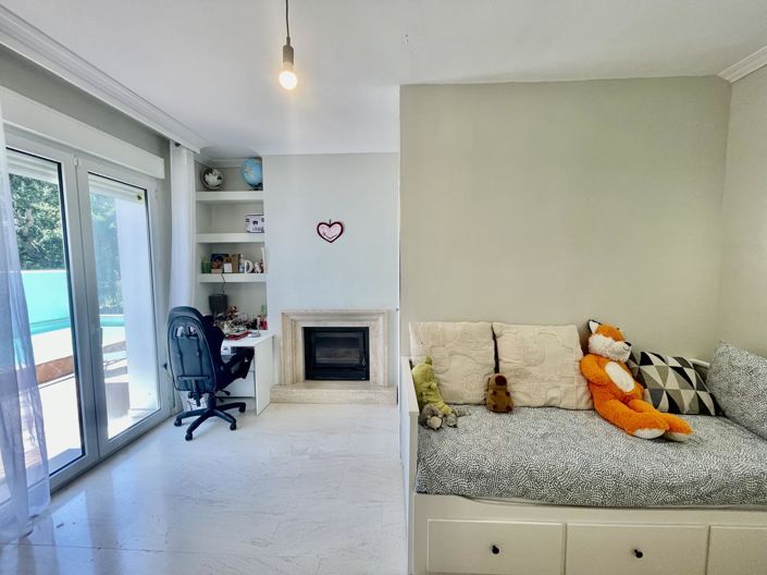 Image No.17-5 Bed Property for sale