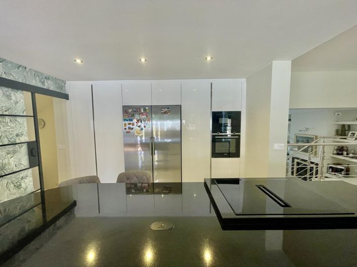 Image No.27-5 Bed Property for sale