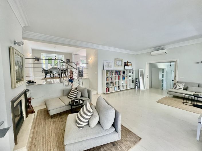 Image No.29-5 Bed Property for sale