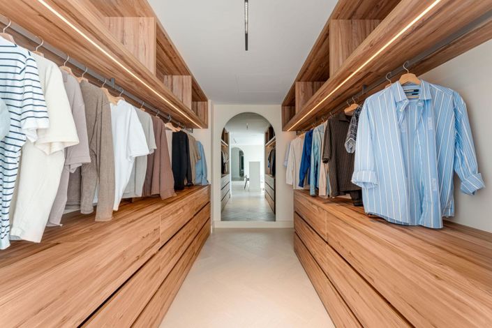 Image No.18-4 Bed Property for sale