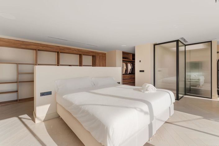 Image No.22-4 Bed Property for sale