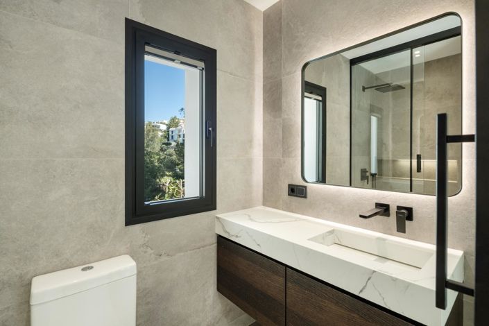 Image No.33-5 Bed Property for sale