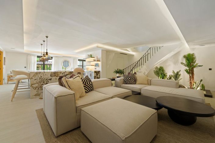 Image No.17-6 Bed Property for sale