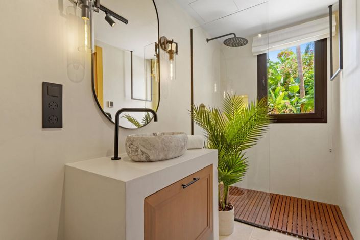 Image No.18-6 Bed Property for sale