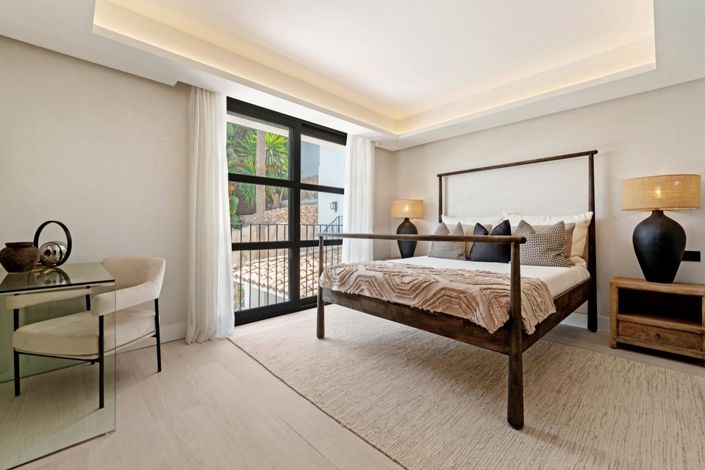 Image No.19-6 Bed Property for sale