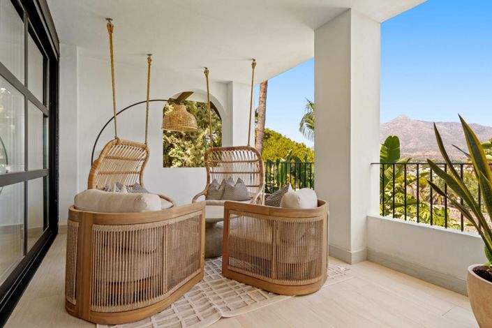 Image No.24-6 Bed Property for sale