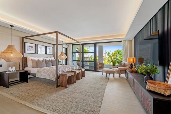 Image No.27-6 Bed Property for sale