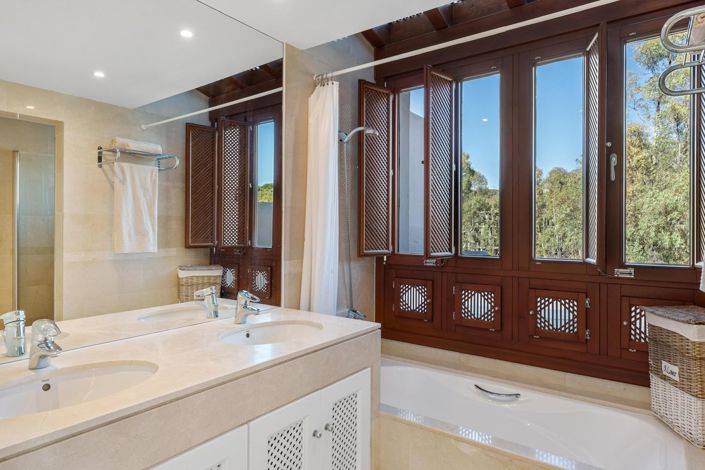 Image No.18-3 Bed Property for sale