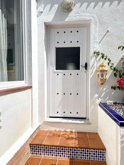 Image No.17-7 Bed Property for sale