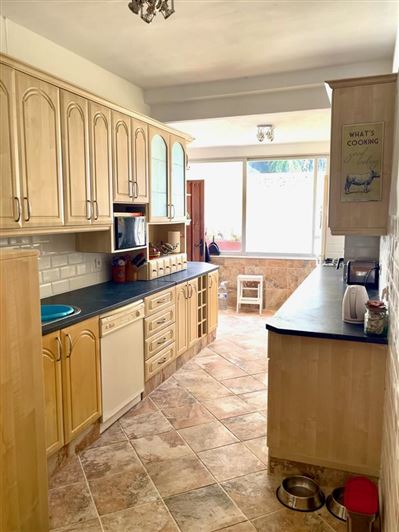 Image No.24-7 Bed Property for sale