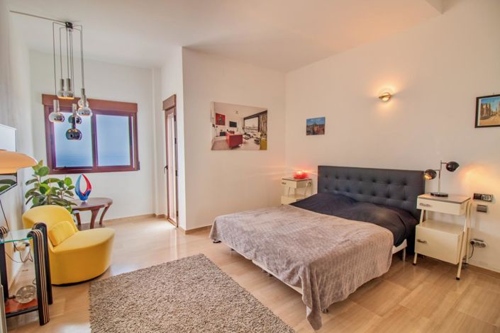 Image No.58-5 Bed Property for sale