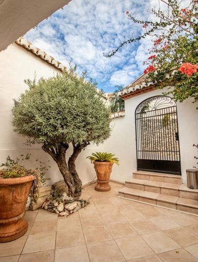 Image No.38-5 Bed Property for sale