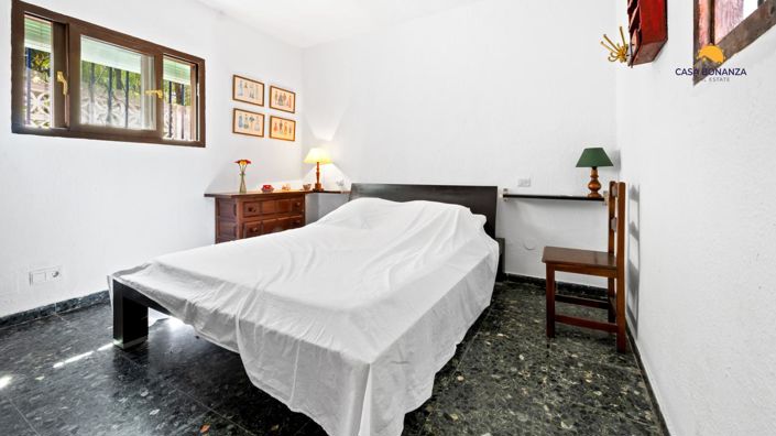 Image No.12-5 Bed Property for sale