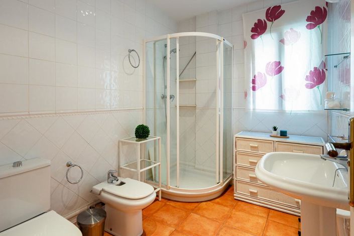 Image No.17-4 Bed Property for sale