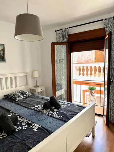 Image No.17-3 Bed Property for sale