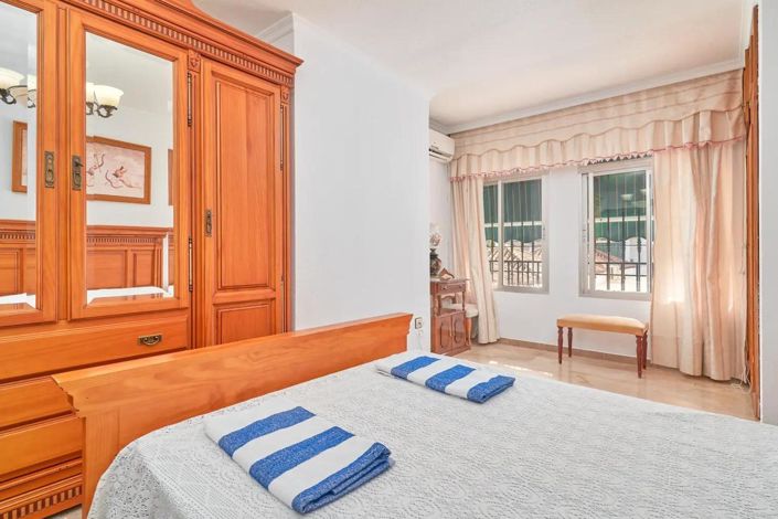 Image No.12-4 Bed Property for sale