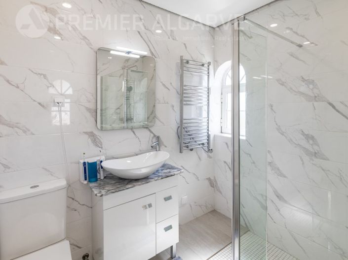 Image No.16-6 Bed House for sale