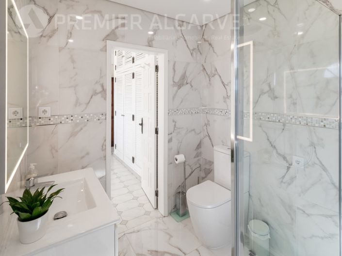 Image No.24-6 Bed House for sale