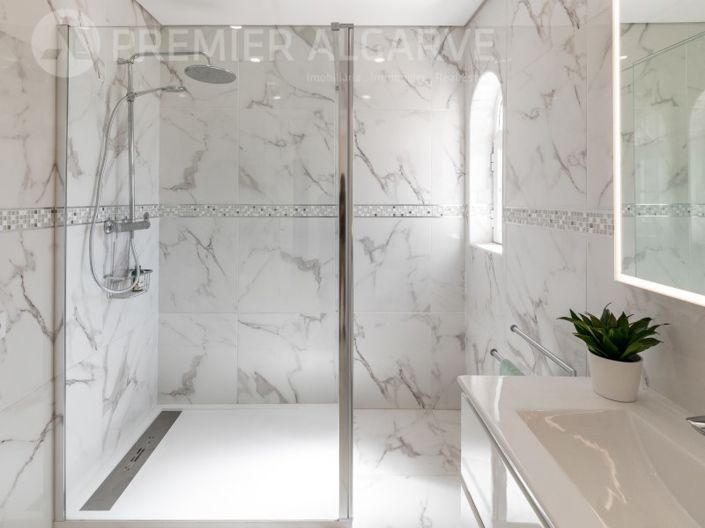 Image No.25-6 Bed House for sale