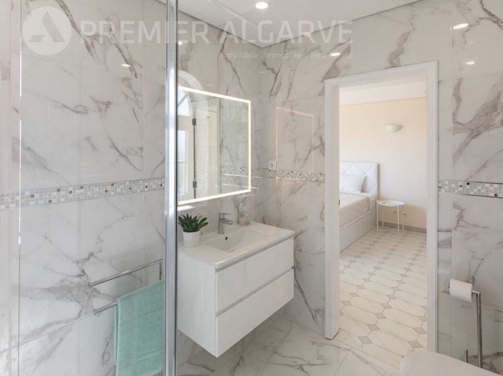 Image No.26-6 Bed House for sale