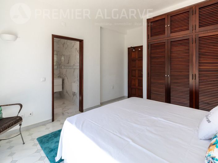 Image No.8-6 Bed House for sale