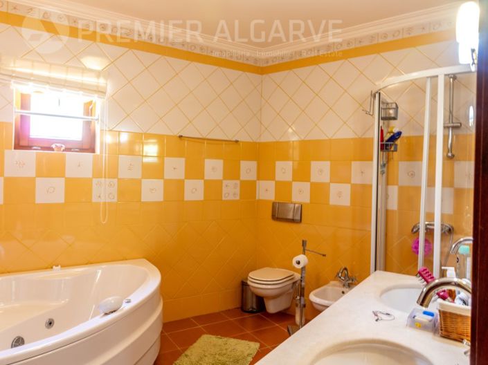 Image No.17-5 Bed House for sale