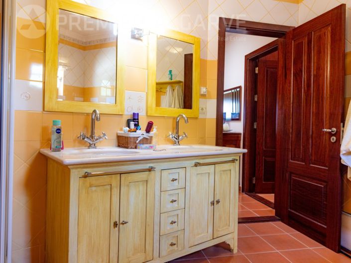 Image No.18-5 Bed House for sale