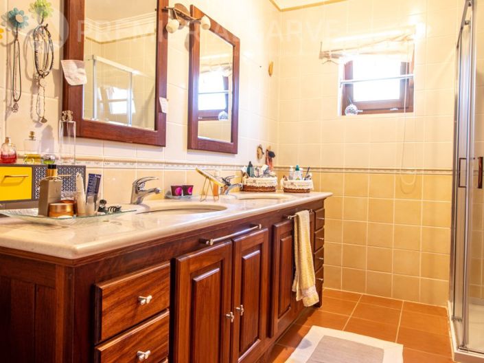 Image No.19-5 Bed House for sale