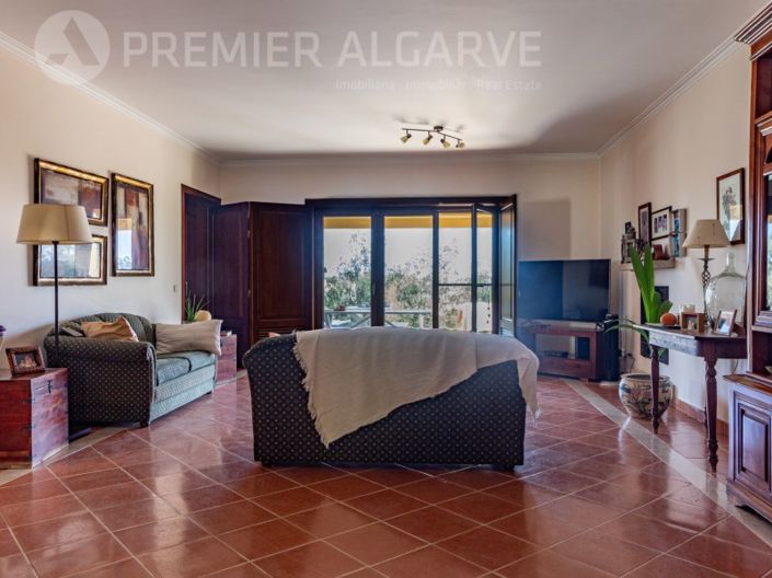 Image No.6-5 Bed House for sale