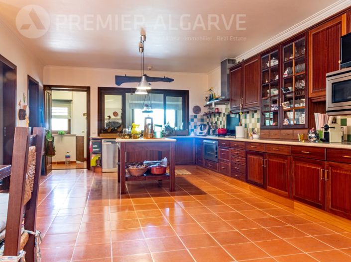 Image No.8-5 Bed House for sale