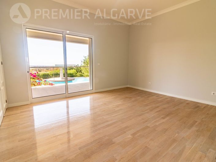 Image No.17-6 Bed House for sale