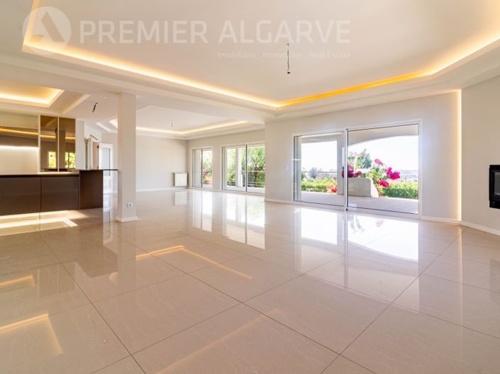 Image No.2-6 Bed House for sale